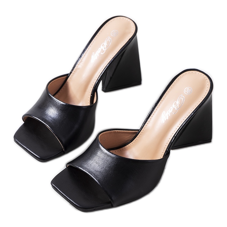 Schwarze Pantoffeln auf dem Istila-Posten