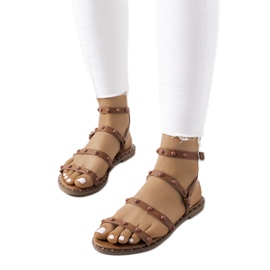 Braune Sandalen mit Tuma-Nieten