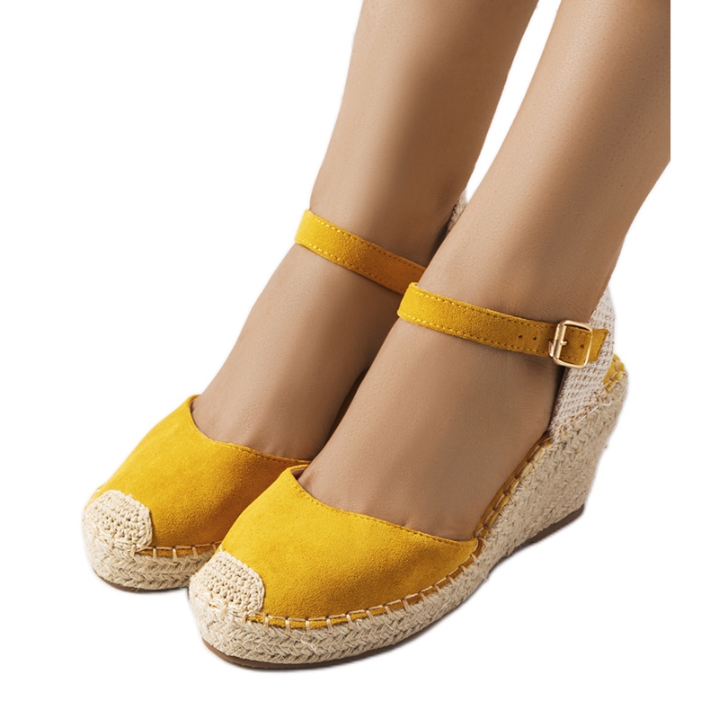 Gelbe Espadrilles auf dem Olieme Wedge