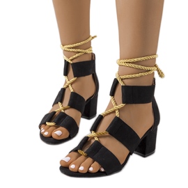 Schwarze Sandalen am Saliba-Pfosten