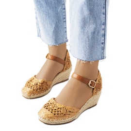 Braune Espadrilles auf Dafin-Wedges