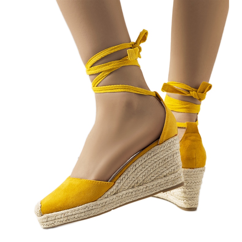 Gelbe Espadrilles auf dem Tyler Wedge