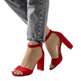 Rote Sandalen am Doyle-Posten