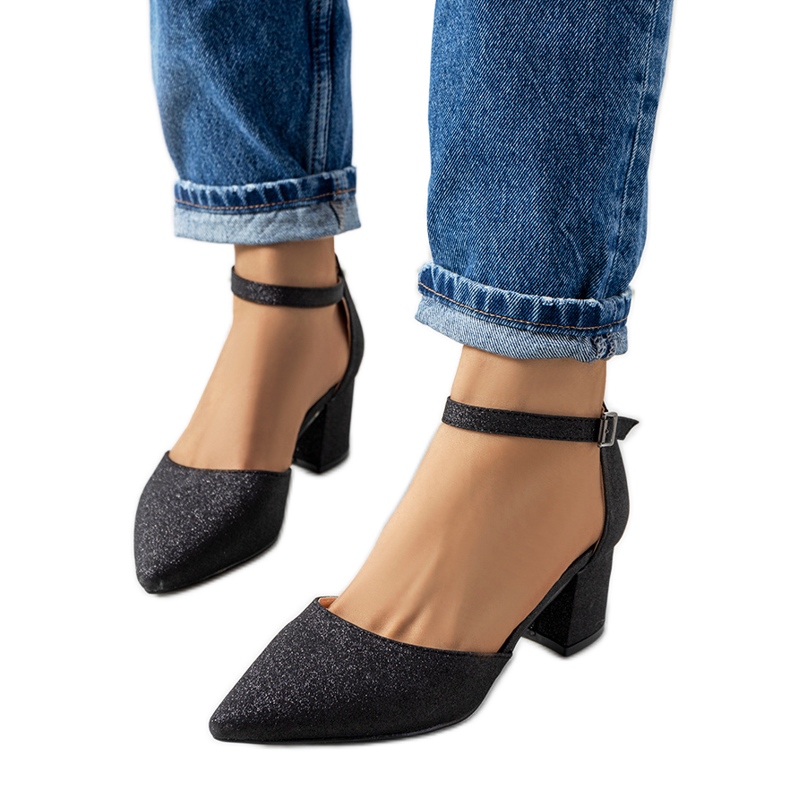 Glänzende schwarze Pumps am Mawahi-Pfosten