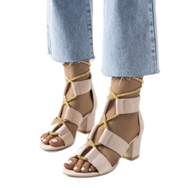 Beige Sandalen auf dem Saliba-Pfosten