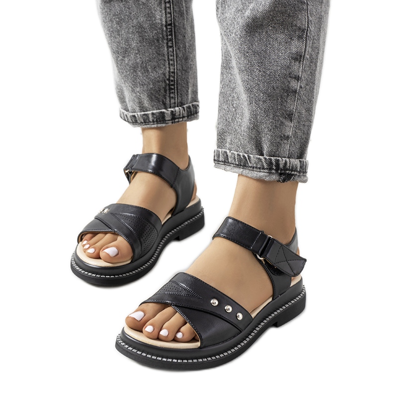 Schwarze Sandalen auf der Meis-Plattform