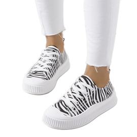 Schwarz-weiße Turnschuhe auf der Chovka-Plattform