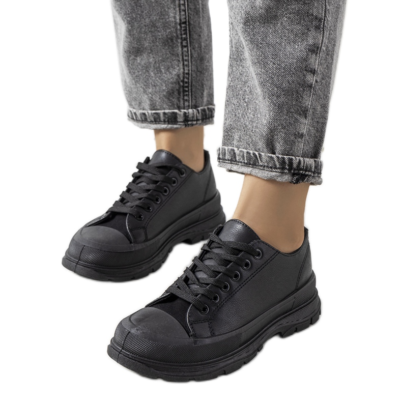 Schwarze Turnschuhe auf einer dicken Nurbik-Sohle