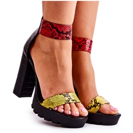 Modische Sandalen auf einer massiven Bar Multikolor Elisen schwarz rot gelb