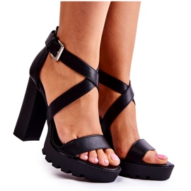 Modische Sandalen auf einer Bar Black Rammis schwarz
