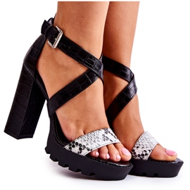 Modische Sandalen auf einer Bar Schwarz-Weiß-Schlange Rammis