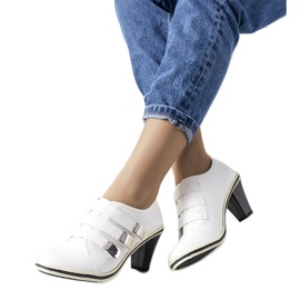 Weiße Schuhe auf dem Pfosten von Payla