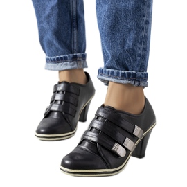 Schwarze Brogues auf dem Payla-Pfosten