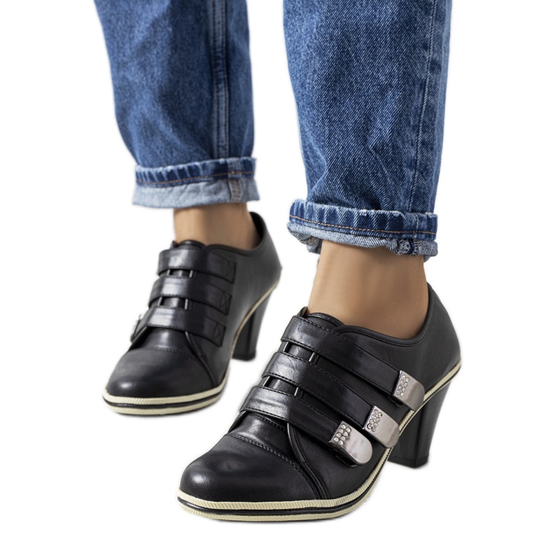 Schwarze Brogues auf dem Payla-Pfosten