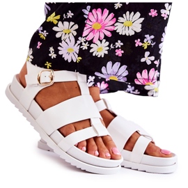 Ledersandalen auf Tessys weißer Plattform