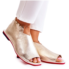 Nicole Ledersandalen auf einem goldenen Clorie-Schieberegler