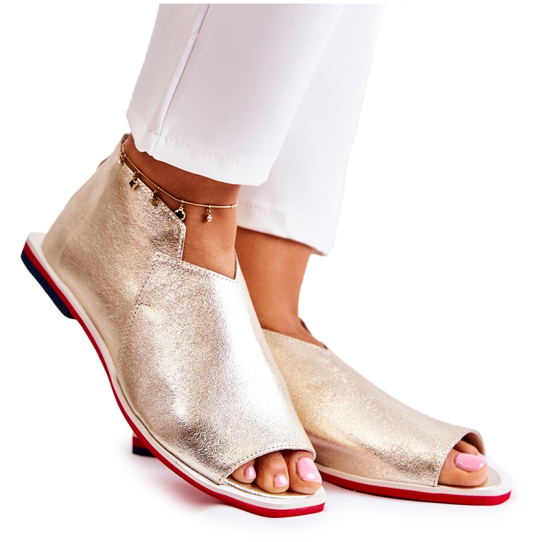 Nicole Ledersandalen auf einem goldenen Clorie-Schieberegler