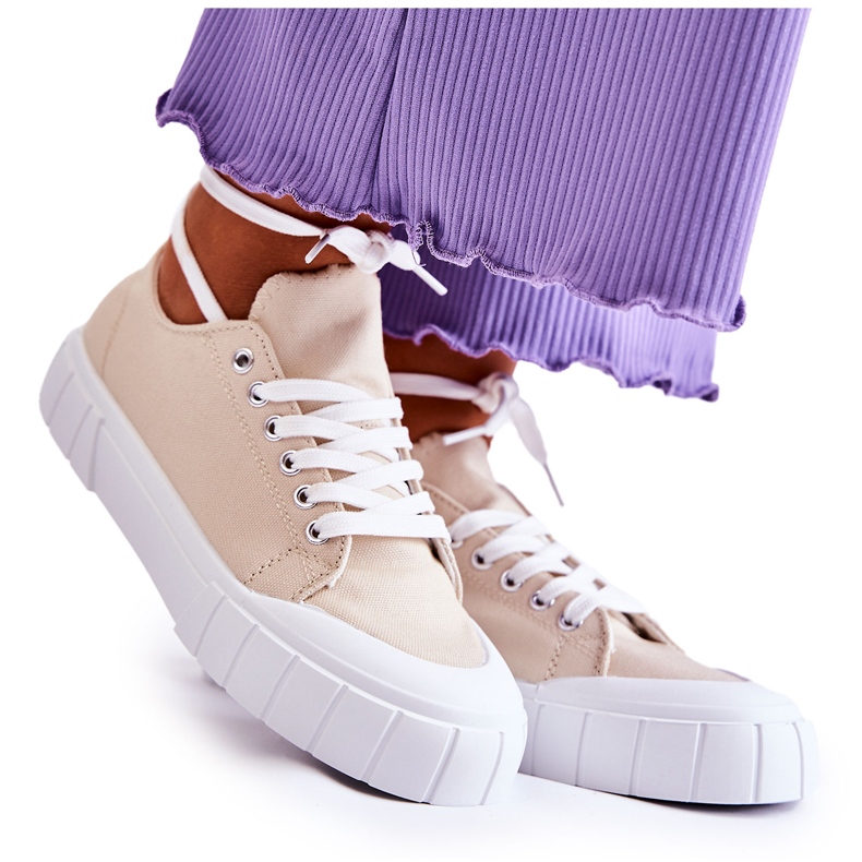 Damen Sneakers Beige kommt auf die Plattform