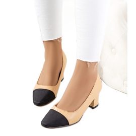 Beige Pumps auf dem Henrie-Post