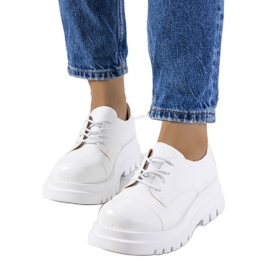 Weiße Schuhe auf einer Traktorsohle von Henta