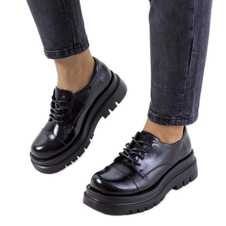 Schwarze Schuhe auf einer Traktorsohle von Henta