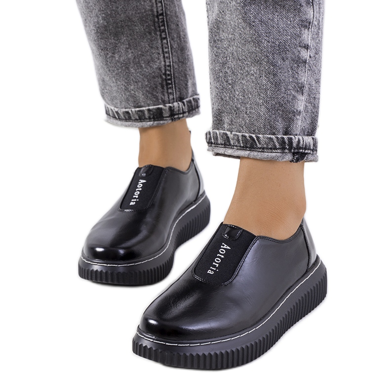 Schwarze Brogues auf der Siddons-Plattform