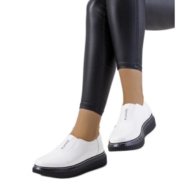 Weiße Brogues auf der Siddons-Plattform