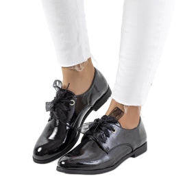 Schwarz lackierte Schuhe von Swisher