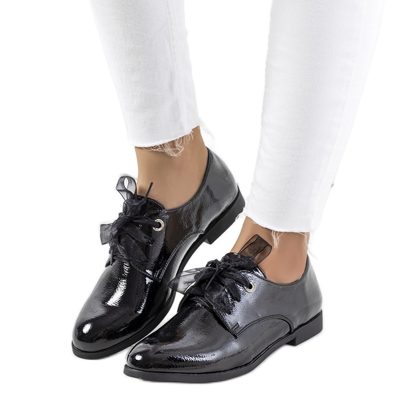 Schwarz lackierte Schuhe von Swisher