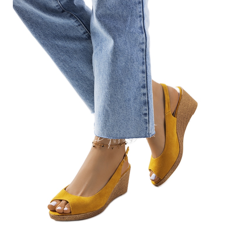 Gelbe Espadrilles auf den Alpat Wedges