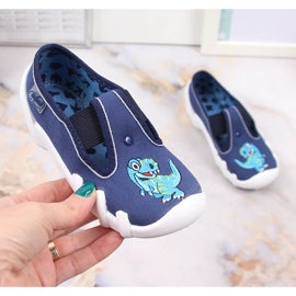 Hausschuhe für Jungen mit einem elastischen Band mit einem Dinosaurier-Slip auf marineblauem Befado