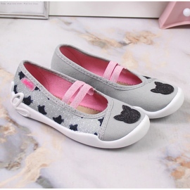 Mädchenhausschuhe an einem Gummiband mit einem Katzenslip auf grauem Befado