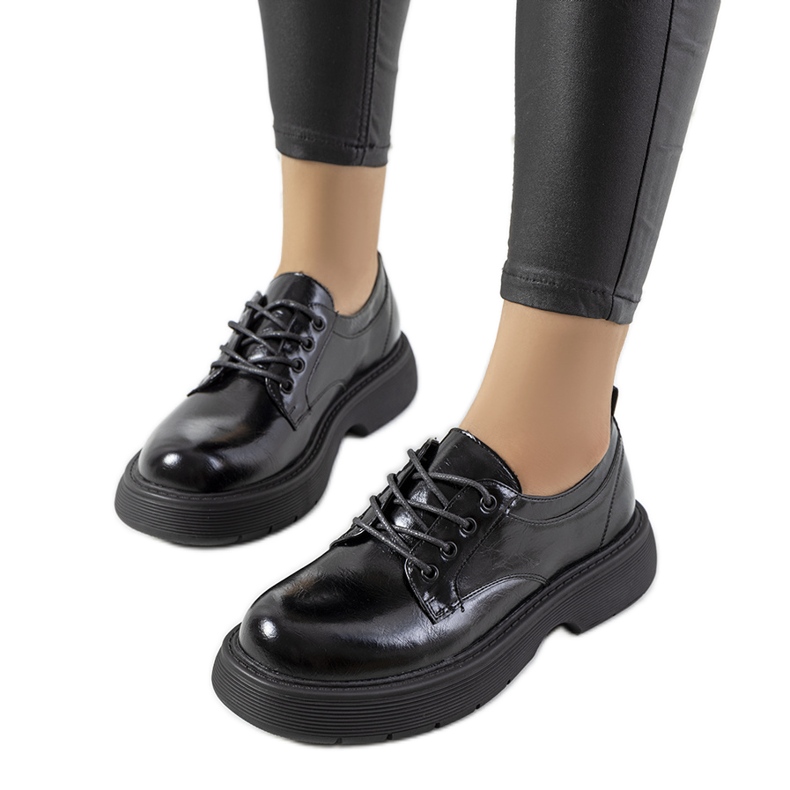 Schwarze Schnürschuhe auf der Henris-Plattform