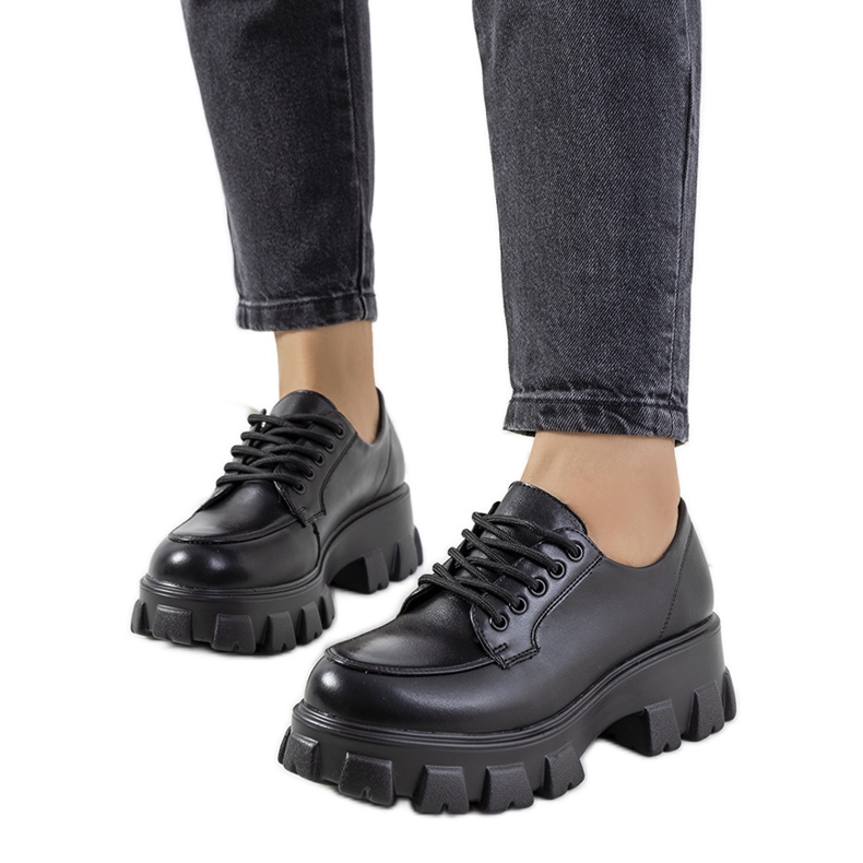 Schwarze Schuhe auf Massey-Trapper-Sohle