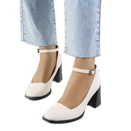 Beige Pumps mit Riemen