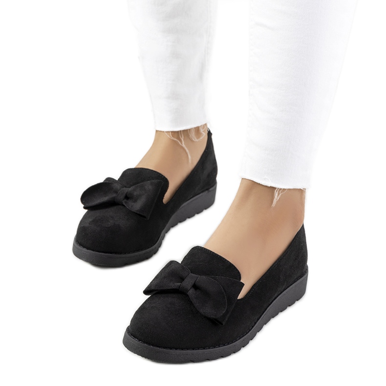 Schwarze Schuhe auf dem Poolse Wedge