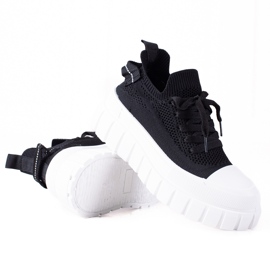 SHELOVET Turnschuhe auf einer dicken Plattform schwarz