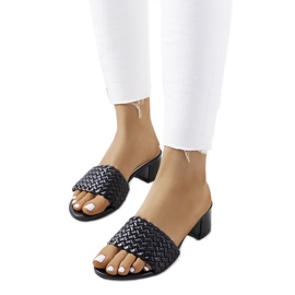 Schwarz gewebte Pantoffeln auf dem Posten von Verdun