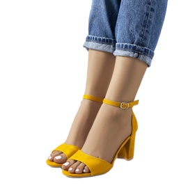 Senfsandalen am Polet-Pfosten gelb