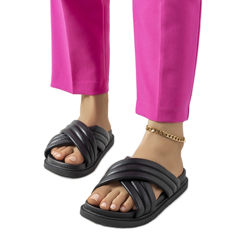 Schwarze Pantoffeln auf der Daintree-Plattform