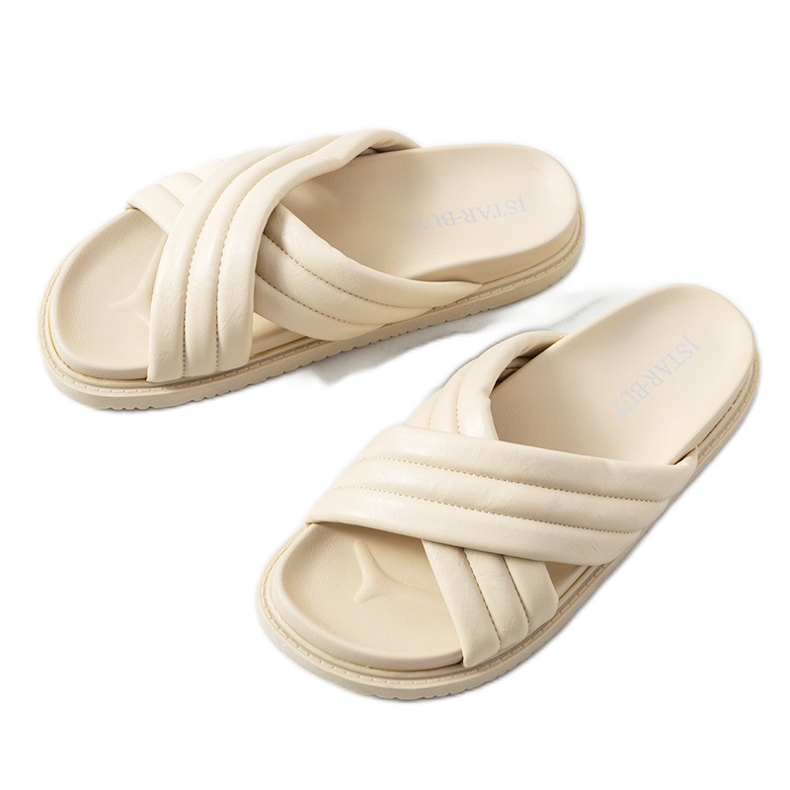 Beige Pantoffeln auf der Daintree-Plattform