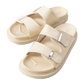 Beige Pantoffeln auf der Boonah-Plattform