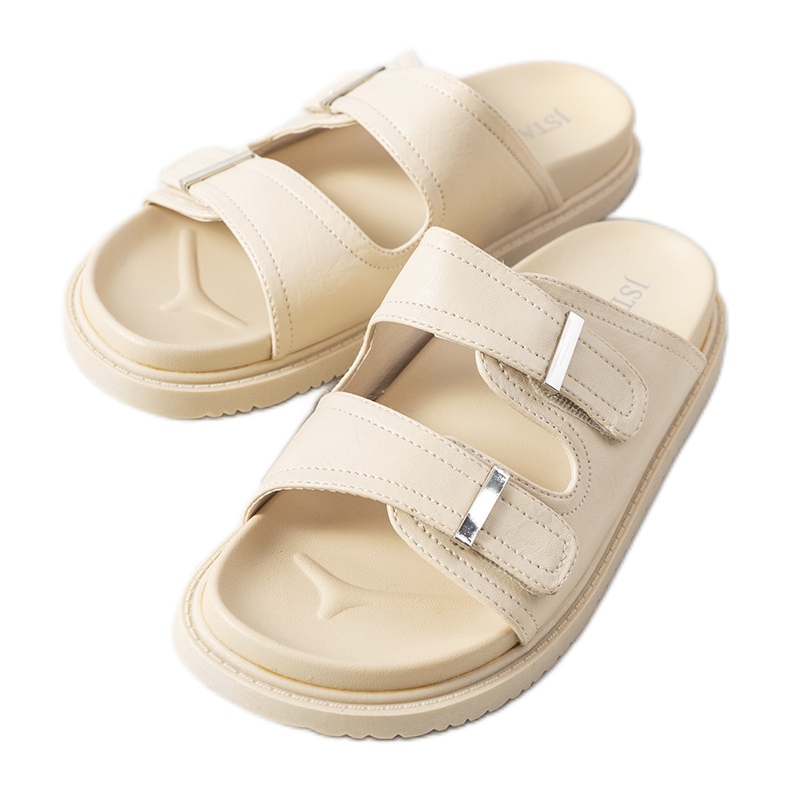 Beige Pantoffeln auf der Boonah-Plattform