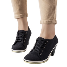 Schwarze Brogues auf dem Belisle-Pfosten