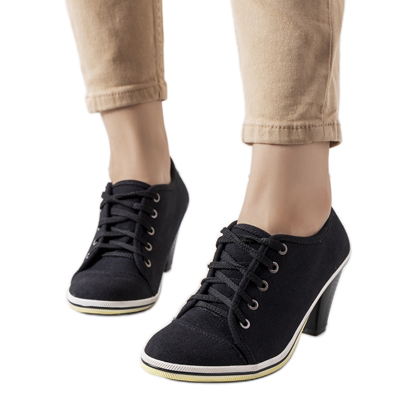 Schwarze Brogues auf dem Belisle-Pfosten