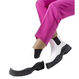 Weiße Stiefel auf hoher Wekey-Sohle