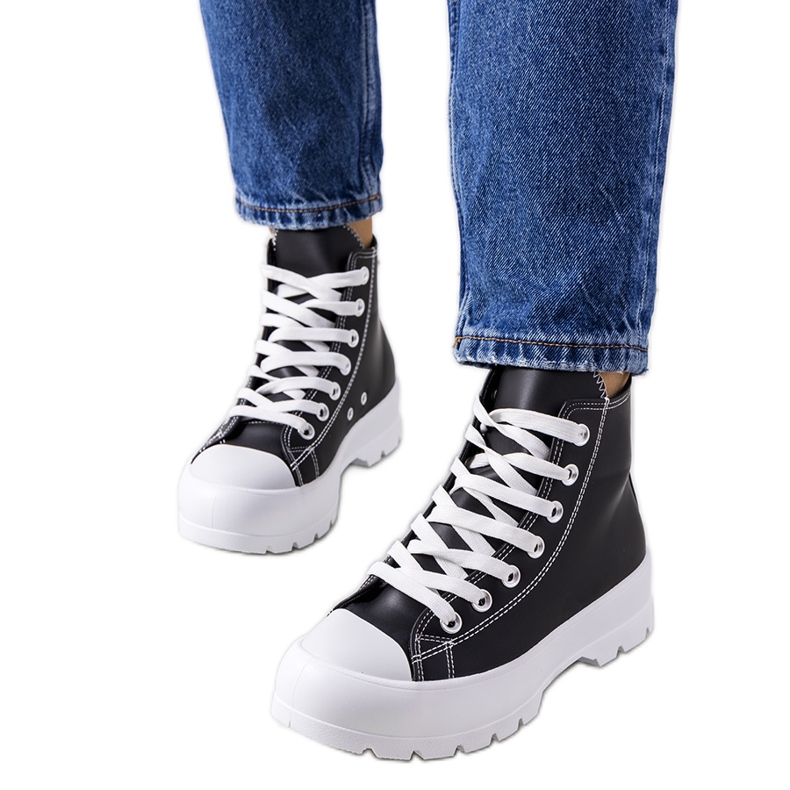 Schwarze Turnschuhe auf der Curley-Plattform