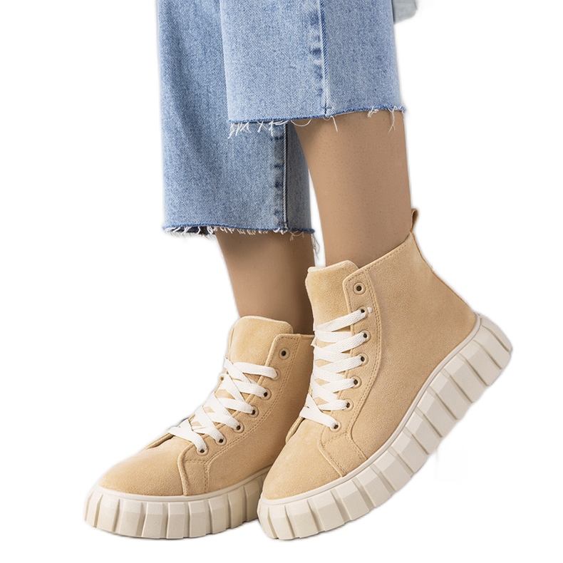 Beige Turnschuhe auf der Christal-Plattform