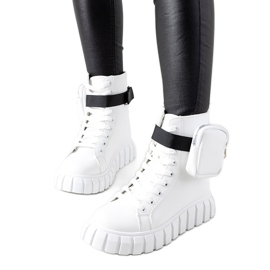 Weiße Turnschuhe auf der Haver-Plattform