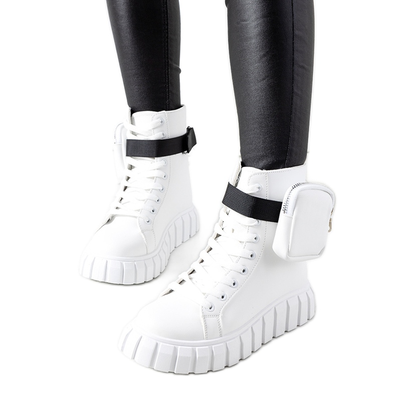 Weiße Turnschuhe auf der Haver-Plattform